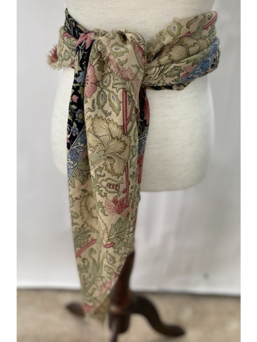 Metropolitan Museum of Art William Morris Compton Wool Silk Scarf Italy 45" READ - Picture 4 of 16